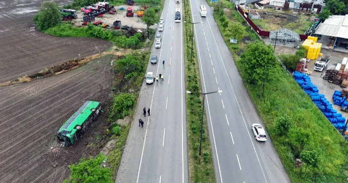 Sərnişin avtobusu aşdı 46 nəfər xəsarət aldı