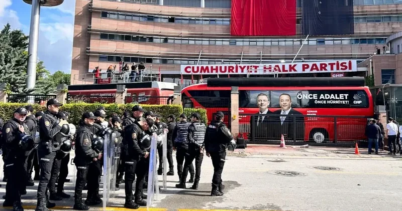 CHP nin Ankaradakı qərargahında gərginlik: Polis binaya daxil oldu