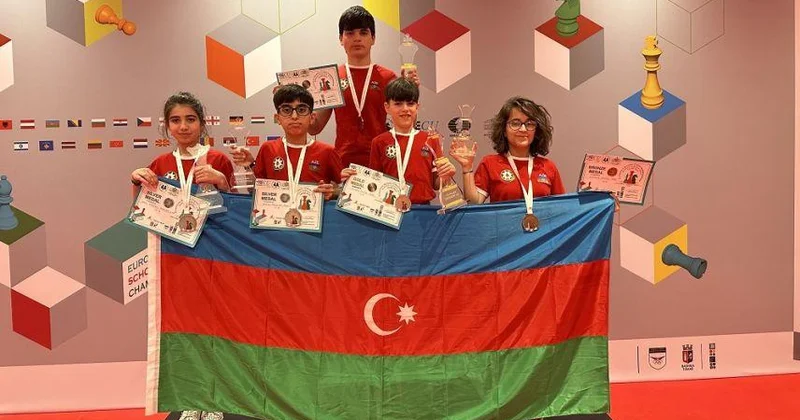 Азербайджанские школьники возвращаются из Албании с пятью медалями