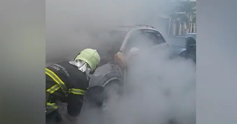 Nərimanovda “Opel” yandı, yanındakı “Mercedes”ə də ziyan dəydi Video