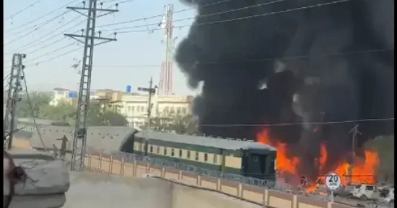В Пакистане взорвали поезд с военными: много погибших и раненых фото