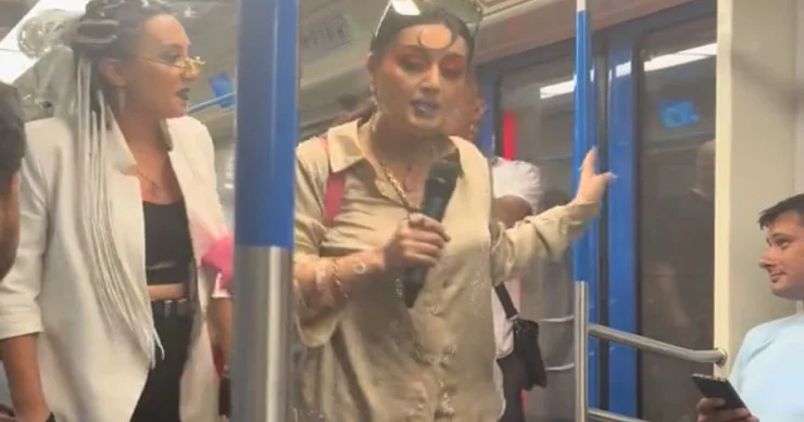 Elza Seyidcahan metroda mahnı oxudu VİDEO