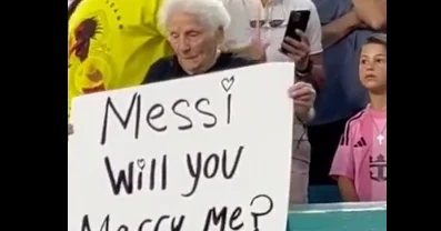 Yaşlı qadın Messiyə evlilik təklifi etdi VİDEO