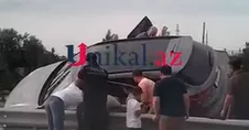 Hyundai dəmir arakəsməyə çırpıldı VİDEO
