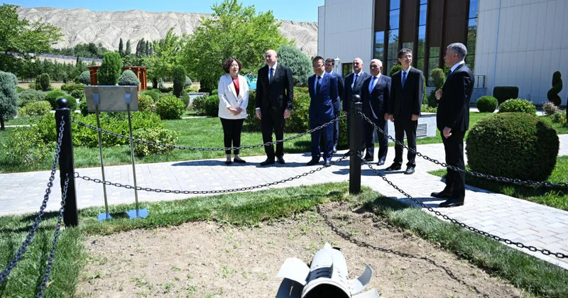 Prezident Vətən müharibəsi zamanı Ermənistan tərəfindən “Azərbaycan” İES ə atılan raketin düşdüyü əraziyə baxıb FOTO