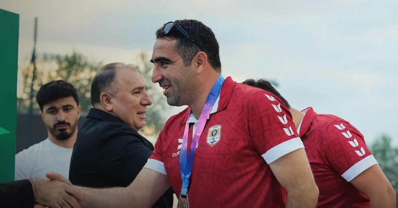 Dünən ayrılığı, bu gün yeni müqaviləsi açıqlandı