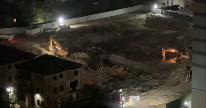 Yasamalda şirkət gecə saatlarında səs küy salıb tikinti aparır VİDEO