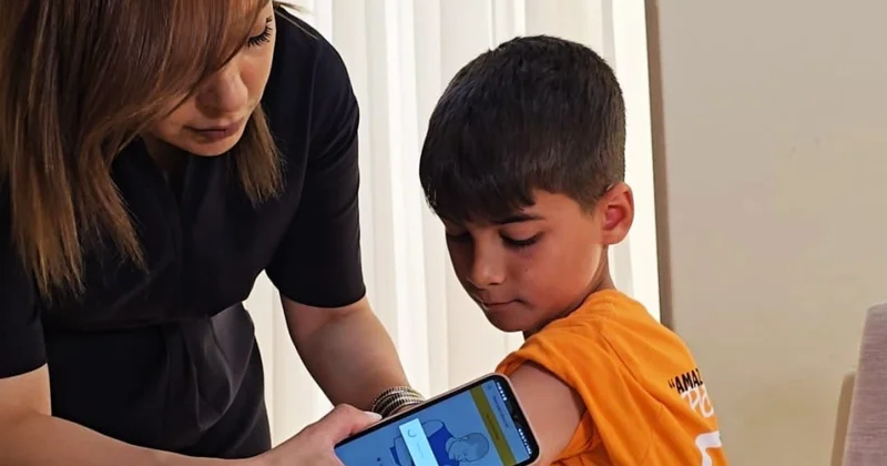Naxçıvanda şəkərli diabetdən əziyyət çəkən uşaqlara pulsuz müasir qlükoz sensor cihazları təqdim olunub