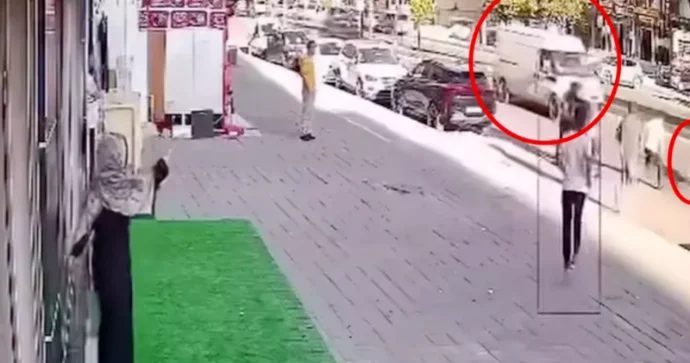 Bıçaqlı davadan qaçarkən avtobusun altında qaldı VİDEO
