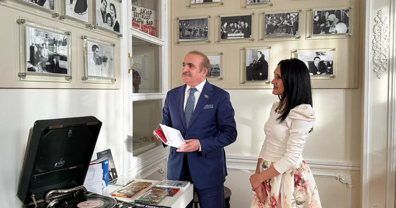 Akademik Rafael Hüseynov Dövlət Mahnı Teatrında yeni yaradılmış Rəşid Behbudovun xatirə otağını ziyarət edib