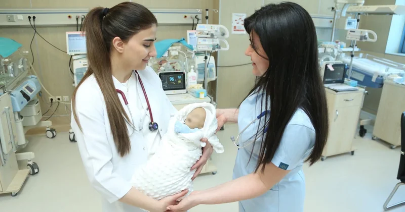 Kritik vəziyyətdə doğulan körpə 31 günlük müalicədən sonra sağaldı FOTO