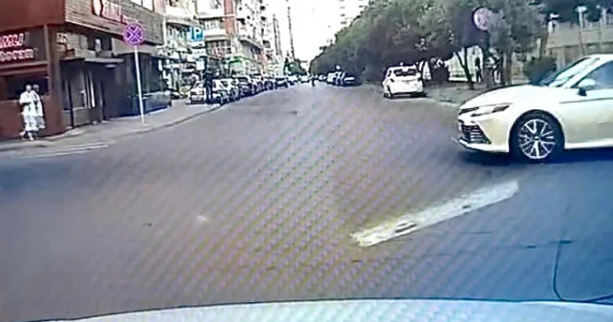Nişanı heçə sayıb yolayırıcına girdi; sürücü qəzanın bir addımlığından görün necə döndü VİDEO