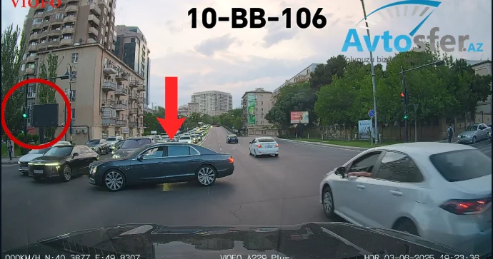 Bentley sürücüsü yaşıl işıqda hərəkət edənlərin yolunu kəsdi VİDEO
