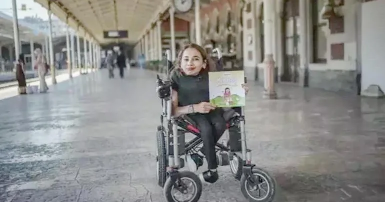 Əlləri, ayaqları kürəyinə bitişik doğuldu