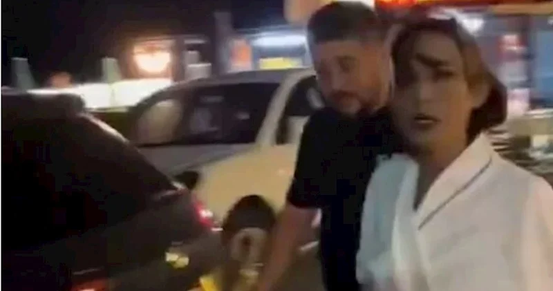 Məşhur müğənni maşını hamam xalatında idarə edib FOTO