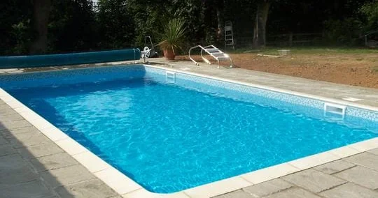 Bu ölkədə uzun şortiklə hovuza girmək qadağandır