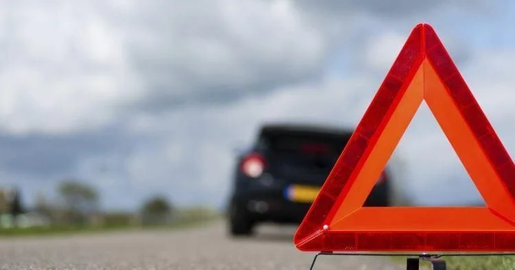 Minik avtomobili motosikletlə toqquşdu: bir nəfər xəsarət aldı