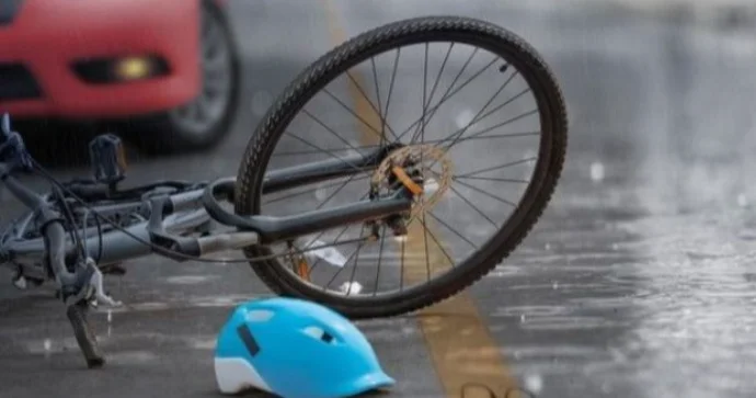 Naxçıvanda avtomobil velosipedçini vurdu
