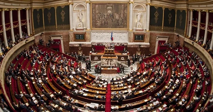 Социалисты в парламенте Франции выдвинут вотум недоверия правительству страны