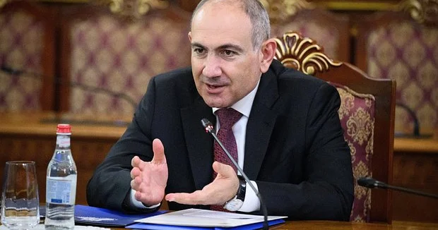 Paşinyan cinsiyyət orqanını göstərmək üçün erməni kilsəsinin rəhbərini öz yanına dəvət edib