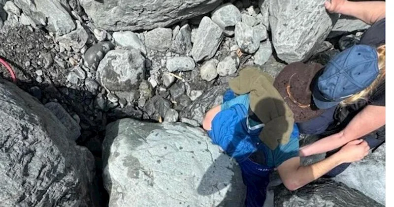 300 kiloqramlıq qayanın altında qalan turist xilas edilib
