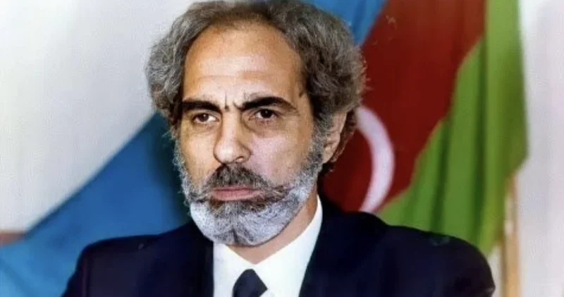 Elçibəyin vəsiqəsinin fotosu yayıldı