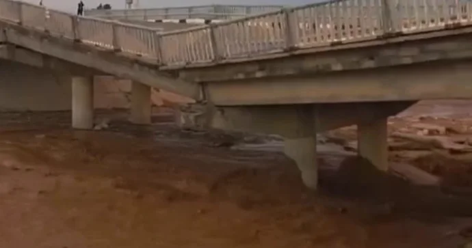 Körpü uçdu, 2 ölkəni birləşdirən yol bağlandı