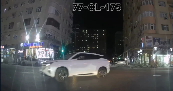 Bu sürücü qaydaları əksinə öyrənib: Sarıda hazırlaşıb, qırmızıda keçdi VİDEO