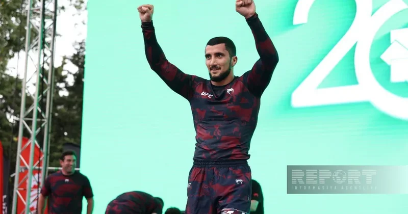 Бойцы UFC встретились с болельщиками в Баку