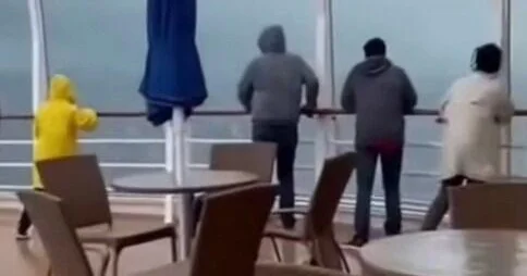 Круизный лайнер попал в сильный шторм ВИДЕО