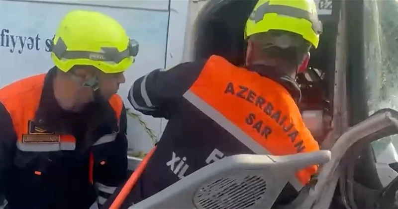 МЧС пришло на помощь водителю, заблокированному в автомобиле после аварии в Баку ВИДЕО