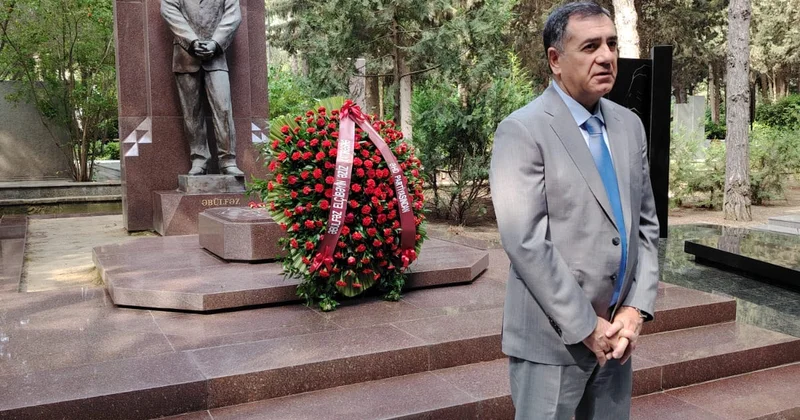 ƏHD Partiyası Əbülfəz Elçibəyin məzarını ziyarət edib