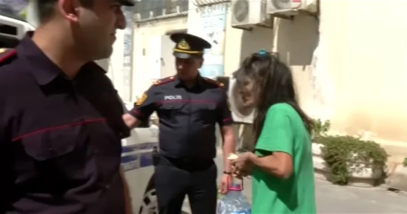 В Баку после многолетних жалоб соседей выселили мать и дочь, разводивших костры в квартире ВИДЕО
