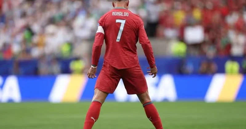 Ronaldu Messi barədə sual verən jurnalistin sözünü kəsib