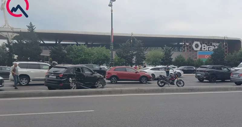 Heydər Əliyev prospektində ağır qəza Xəsarət alanlar var Fotolar