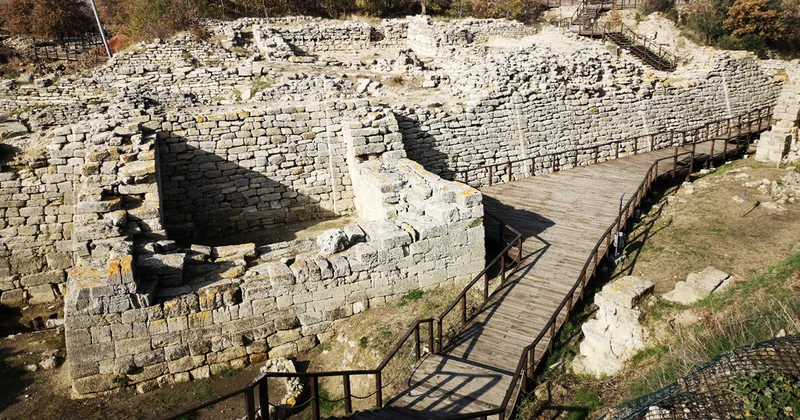 Bu şəhərin girişində sizi nəhəng at qarşılayacaq...