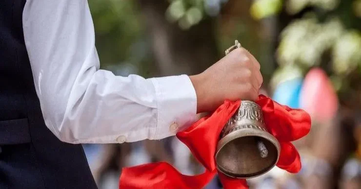 Bir şagirdə 1800 manatlıq “son zəng” Bakıda məktəbdə pul QALMAQALI