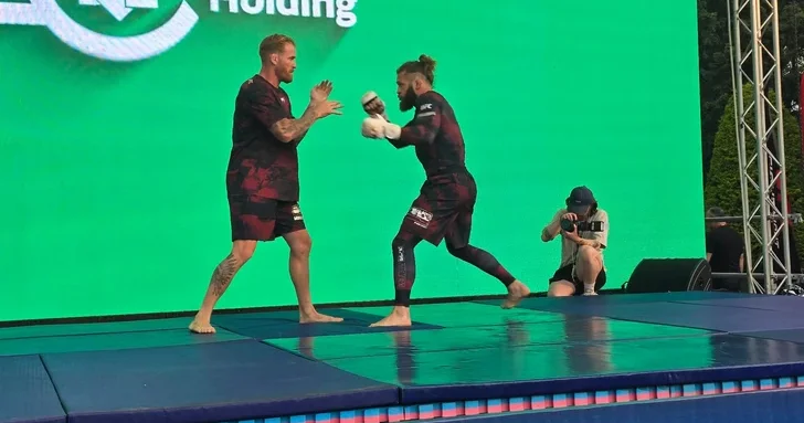Звезды UFC провели открытую тренировку на Бакинском бульваре