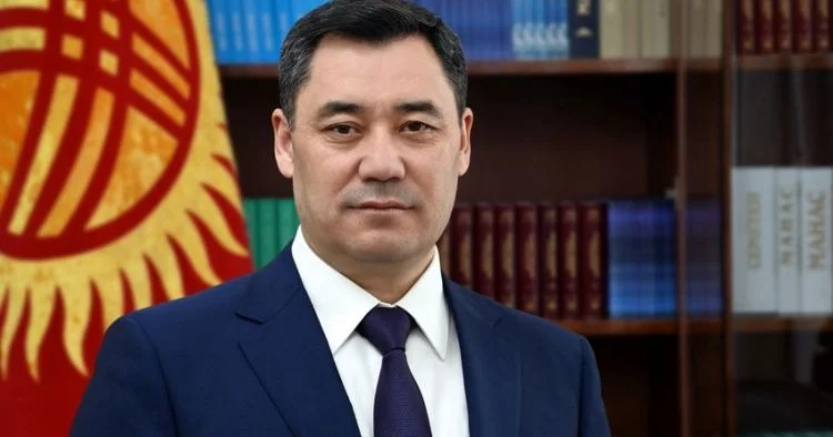 Qırğızıstan Prezidenti nəvələrinə smartfondan istifadə etməyi qadağan etdi