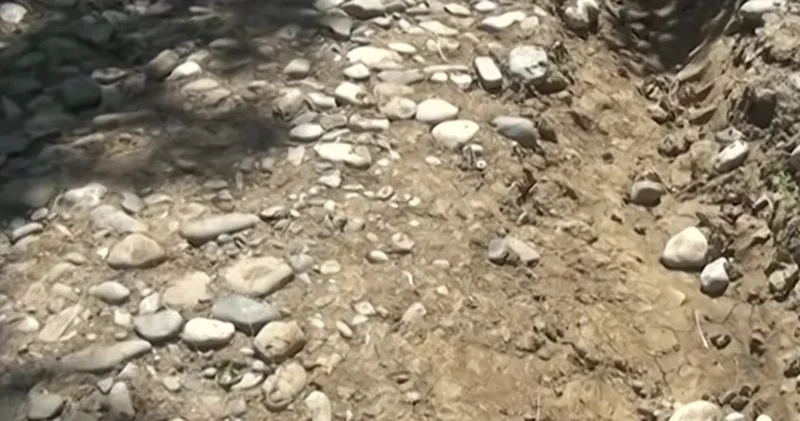 Quba sakinlərinin yol problemi: Xəstə anamı 5 nəfərlə qucağımıza alıb apardıq VİDEO