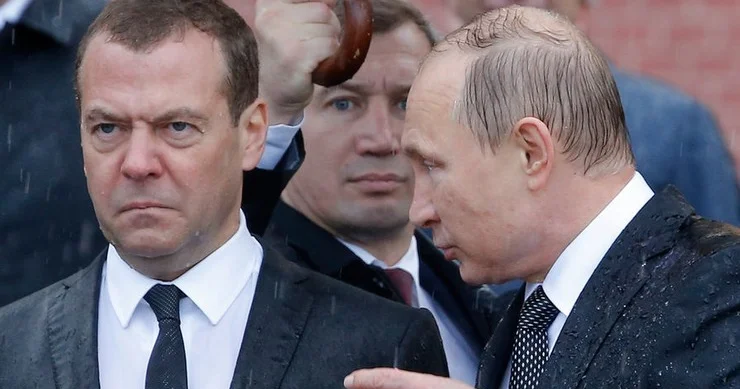 SEÇKİNİ TƏXIRƏ SALIRLAR? Putin və güc strukturları fəqli düşünür, Medvedev isə...