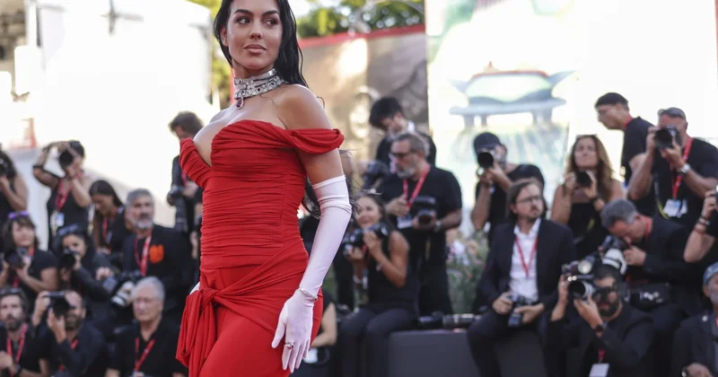 Ronaldunun nişanlısı Portuqaliya Özbəkistan matçını diqqətçəkən geyimdə izləyib FOTO