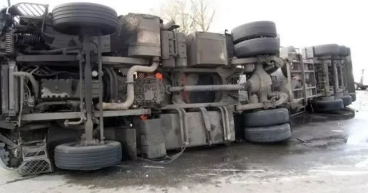 Kürdəmirdə KamAZ aşdı, sürücü...