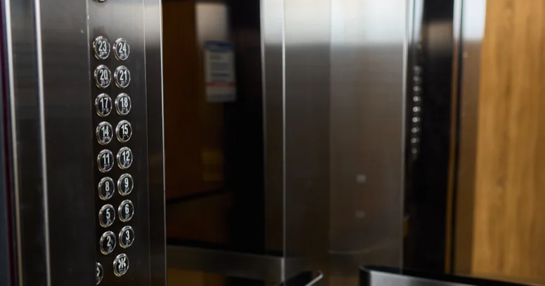 Liftlərdəki güzgülərin gizli funksiyası ORTAYA ÇIXDI
