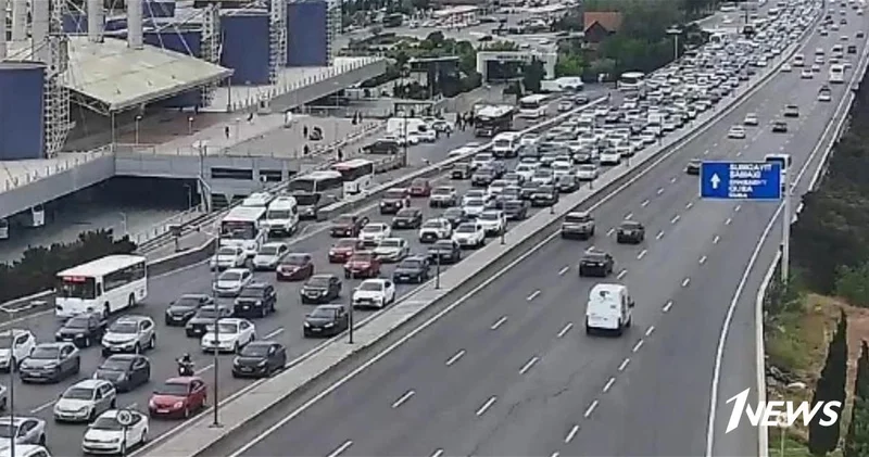 В Баку на некоторых дорогах затруднено движение транспорта ФОТО