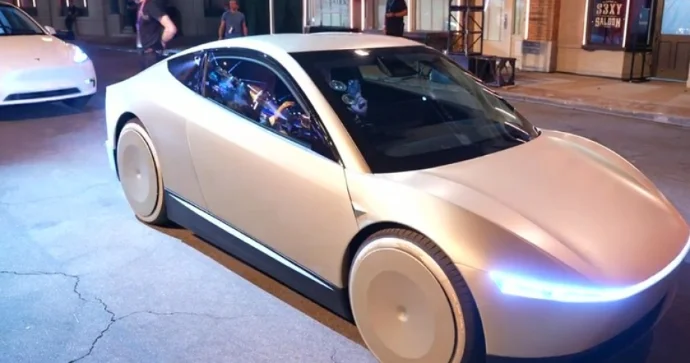 İlon Mask “Tesla” robot taksilərinin ABŞ əhalisinin yarısını əhatə edəcəyin bildirdi