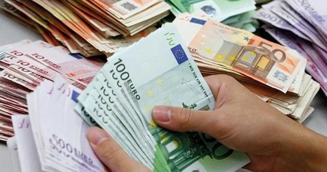 Avro niyə bahalaşır? Ekspert səbəbləri açıqladı
