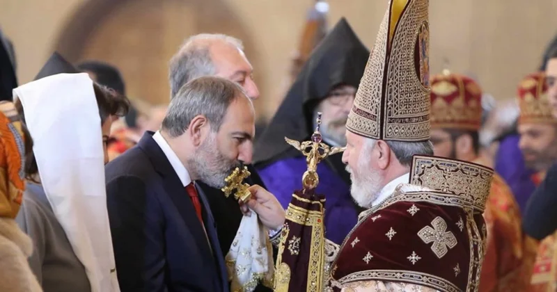 Öpdüyü xaça tüpürən Paşinyan Erməni kilsəsinin taleyi necə olacaq?