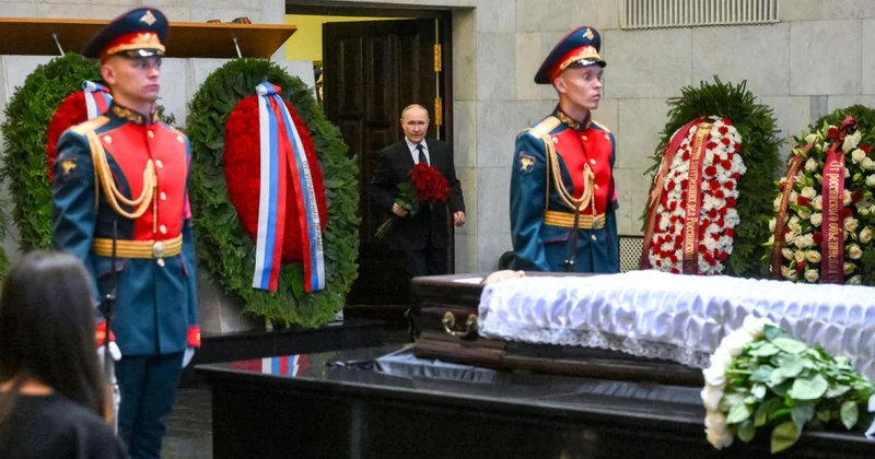 Putin sinif yoldaşının vida mərasimində