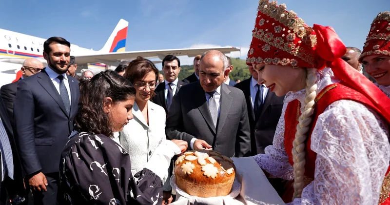 Paşinyan qızı və arvadı ilə birlikdə Rusiyadadır FOTO